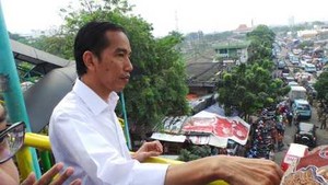  Terjebak Macet Jalur Neraka Tanah Abang, Jokowi Jalan Kaki