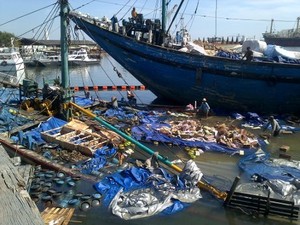 Dihantam Ombak, Kapal Barang Tenggelam di Pelabuhan Semarang