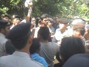 Warga Kejar Terdakwa Pembunuhan Kades di Magelang, Sidang Ricuh 