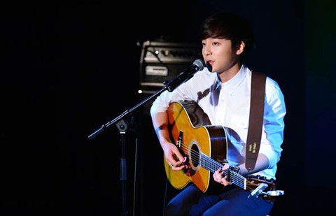 5 Solois KPop yang Eksis Bergitar