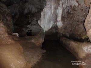 Menyusuri Gua Kelelawar yang Gelap & Mencekam di Sawarna