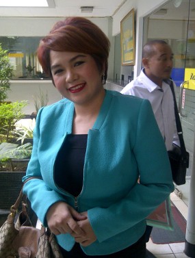Joy Tobing Sering Dikirimi Foto Sang Suami dengan Mantan Istrinya
