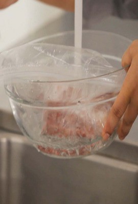 Lumerkan Daging Beku Dengan Cara Ini Agar Tak Tercemar Bakteri