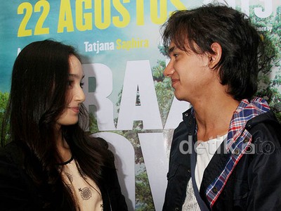 Tatapan Adipati Dolken pada Tatjana Saphira