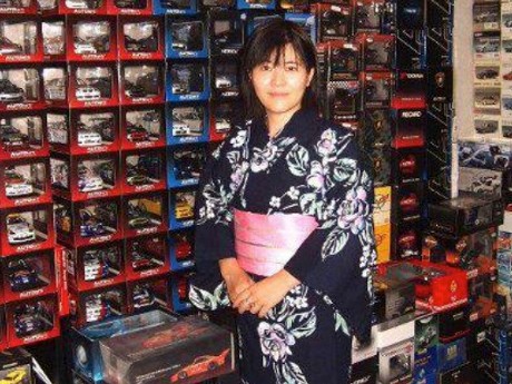 Wanita Jepang Ini Penggila Die Cast Mobil Sport