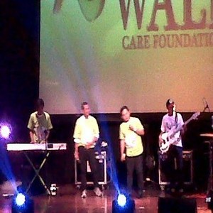 Ini Gaya Dahlan Iskan Saat Duet dengan Wali Band