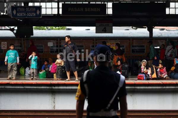 Petugas Keamanan dan Kuli Panggul Stasiun Gigit Jari