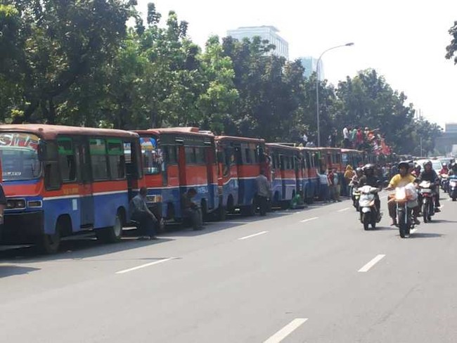 5 Penampakan Aneh Metro Mini yang Demo di Balai Kota DKI