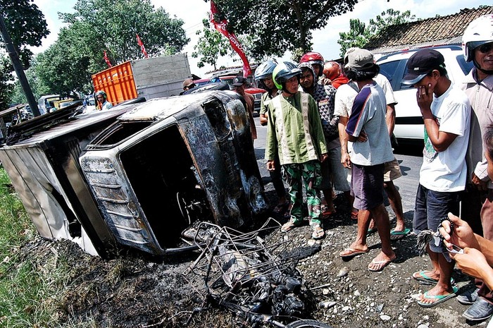 Angkut Gas dan Bensin, Dua Kendaraan Terbakar Setelah Bertabrakan