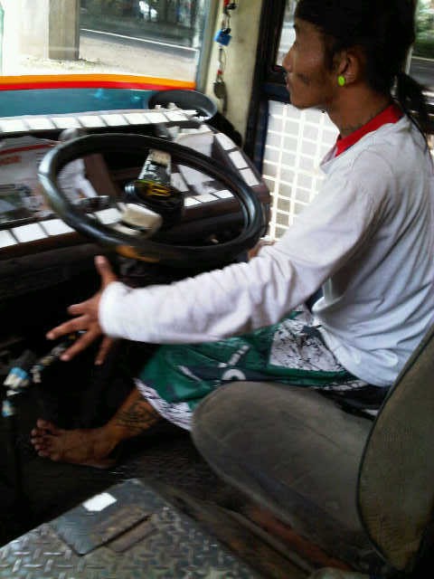 Tak Hanya Bus Metro Mini, Sopirnya Juga Antik