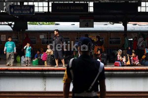 Petugas Keamanan dan Kuli Panggul Stasiun Gigit Jari