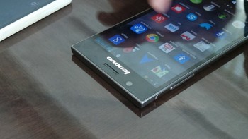 Dengan teknologi hyperthreading, prosesor Intel ini sama atau bahkan melebihi performa smartphone quad core. Grafiknya juga jauh lebih cepat dan multitasking lebih smooth, klaim Andry Sutamto, Product Marketing Lenovo.