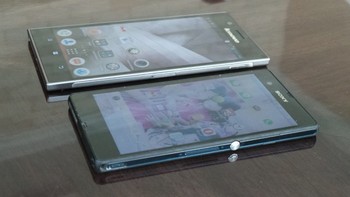 Lenovo K900 ketika disandingkan dengan smartphone premium lain, Sony Xperia Z.