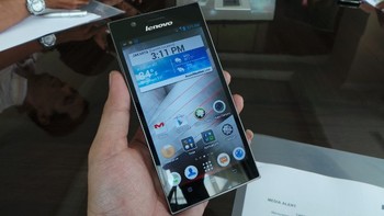 Dengan bentang layar 5,5 inch resolusi full HD 1920 x 1080 pixel IPS LCD, Lenovo K900 terlihat bongsor. Tampilan layarnya pun jernih mengingat resolusinya yang tinggi.