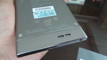 Tampak logo khas Intel Inside yang menandakan perangkat ini memakai prosesor buatan Intel.