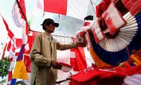 Pedagang bendera Merah Putih, mulai semarak menjajakan dagangannya di pinggir Jalan Inspeksi Kalimalang Raya.