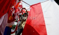 Bendera dari ukuran yang kecil hingga besar, dijual dari mulai Rp 5000,- hingga Rp 40.000,-..