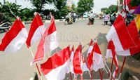 Pak Kasma, mengaku tahun ini penjualan benderanya cukup banyak diminati oleh warga.