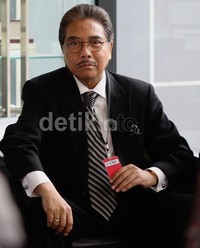 Mengenakan setelan jas hitam, pengacara senior itu mengaku tidak tahu alasan penyidik KPK memanggilnya. Lamhot Aritonang/detikFoto.
