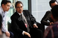 Hotma berbincang dengan stafnya saat istirahat pemeriksaan. Lamhot Aritonang/detikFoto.