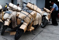 Agar tidak lecet, bodi motor ditutup dengan kardus bekas.