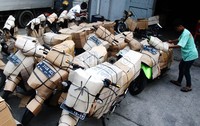 Sejumlah pekerja menutup bodi motor.