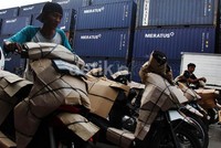 Pekerja menyiapkan motor-motor yang akan dikirim.