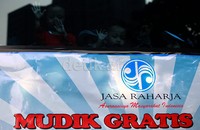 Mereka diangkut dengan 215 bus.