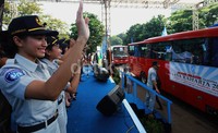 Pegawai Jasa Raharja melambaikan tangan kepada para pemudik. Pemudik sendiri dilepas oleh Menteri Perhubungan EE Mangindaan.