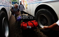Para pemudik membawa tas-tas besar.
