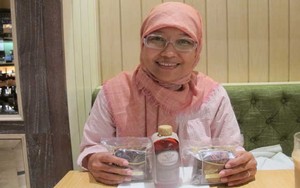 Reno Andam Memasak Rendang dengan Kayu Bakar Layaknya di Kampuang