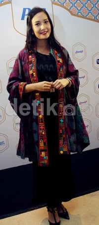 Puteri Indonesia 2004 itu tampil dibalut busana hitam yang dipadukan dengan luaran yang etnik. Desi/detikHOT.