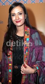 Senyuman Artika Sari Devi