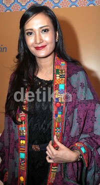 Ia menyentuh penampilannya dengan lipstik berwarna merah. Noel/detikHOT.