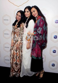 Artika berpose dengan Annisa Pohan dan Rossa. Desi/detikHOT.