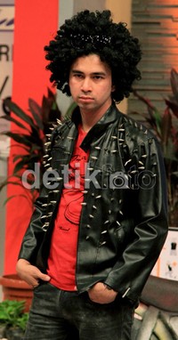 Jaket kulit 'berduri' Raffi Ahmad.