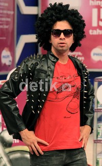 Raffi eksis dengan jaket kulit ber-stud, kacamata hitam, dan rambut kribonya.