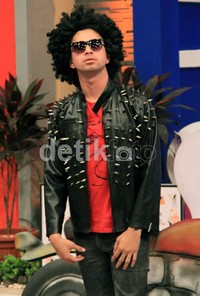 Gaya anak punk ala Raffi Ahmad.