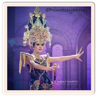 Ini dia 'Sanggul Bhinneka Tunggal Ika' Syahrini. (Instagram)