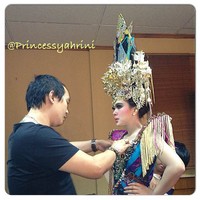 The Briliant Indonesian top Designer @hengkikawilarangcouture, tulis Syahrini. (Instagram)