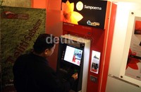 Nasabah melakukan transaksi di ATM Bank Sahabat Sampoerna. Hingga ditahun keduanya ini, Bank Sahabat Sampoerna telah memilik 12 cabang di Seluruh Indonesia yang tergabung dalam jaringan ATM Prima yang memiliki lebih dari 7.064 outlet.