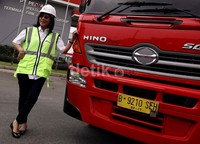 Bak model, wanita kelahiran Bandung 54 tahun silam itu pun berpose dengan lentik dan cantik meski memakai Alat Pelengkap Diri (APD) di Depo Pertamina Plumpang Jakarta Utara.