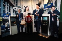 Warga bertransaksi di ATM Mandiri di Gedung Bank Mandiri, Jakarta. Bank Mandiri menargetkan pertumbuhan jumlah dan volume transaksi mencapai 17 % diakhir 2013.