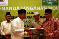Said Aqil Siradj dan Dahlan Iskan bertukar naskah Memorandum of Understanding (MoU) seusai penandatanganan.