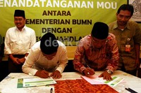 Said Aqil Siradj dan Dahlan Iskan melakukan penandatanganan MoU.