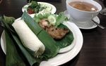 Nyam... Sedapnya Menyantap Nasi Timbel Komplit yang Wangi!