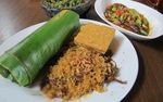 Nyam... Sedapnya Menyantap Nasi Timbel Komplit yang Wangi!