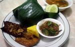 Nyam... Sedapnya Menyantap Nasi Timbel Komplit yang Wangi!