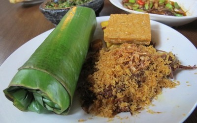Nyam... Sedapnya Menyantap Nasi Timbel Komplit yang Wangi!