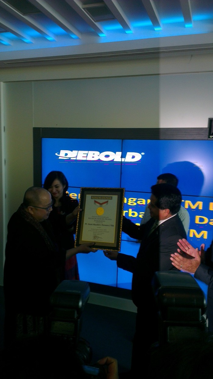 Dalam Sebulan Pasang 1.421 ATM Hingga ke Papua, Bank Mandiri Masuk MURI